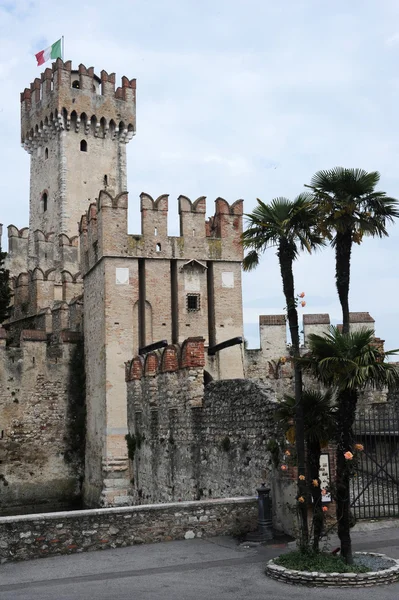 Hrad rocca scagliera v simione v Itálii — Stock fotografie