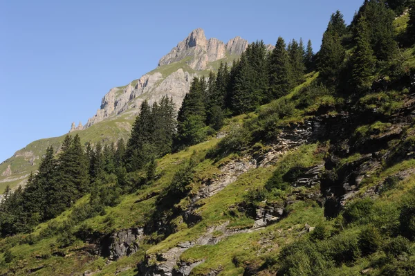 La montaña de Hanen en Engelberg en los Alpes suizos — Foto de Stock