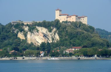 rocca borromeo angera lake maggiore üzerinde kale
