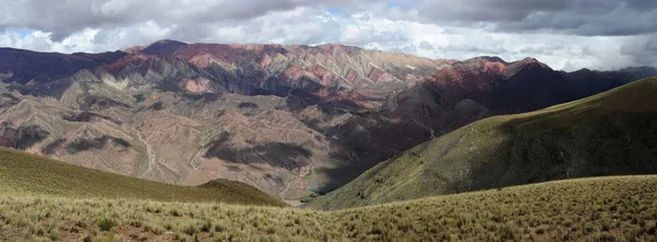 Hornocal mountain in der nähe von humahuaca auf den argentinischen andes — Stockfoto