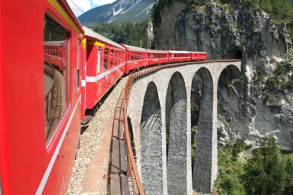 Train Bernina Express dans les Alpes suisses Photo De Stock