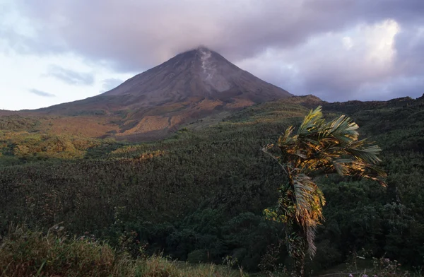 Vulkan arenal in costa rica an einem klaren tag. — Stockfoto