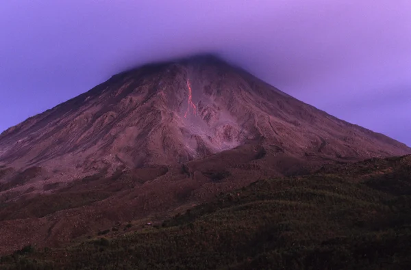 Volcano Arenal in Costa Rica on a clear day. — Stock Photo, Image