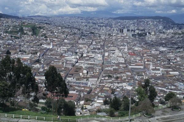 Widok na zabytkowe centrum miasta Quito, Ekwador — Zdjęcie stockowe