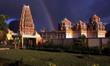 maurice Adası'nda fırtına üzerinde Hindu tapınağı