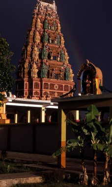 maurice Adası'nda fırtına üzerinde Hindu tapınağı