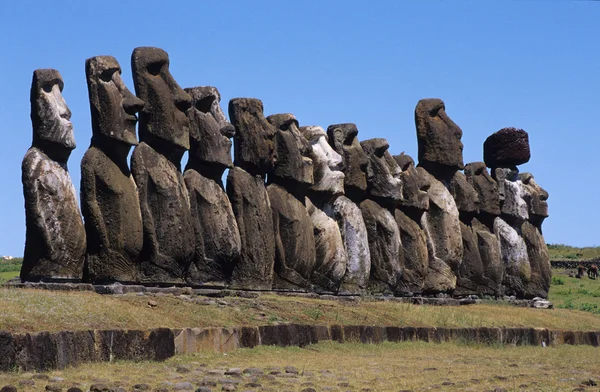 Las hermosas estatuas Moai de la Isla de Pascua en el Pacífico Sur — Foto de Stock