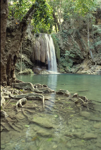 Cachoeira no parque nacional de Erawan, Kanchanaburi, Tailândia — Fotografia de Stock