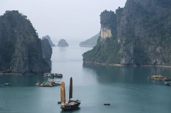 Barco e Islas en Halong Bay, Vietnam del Norte —  Fotos de Stock