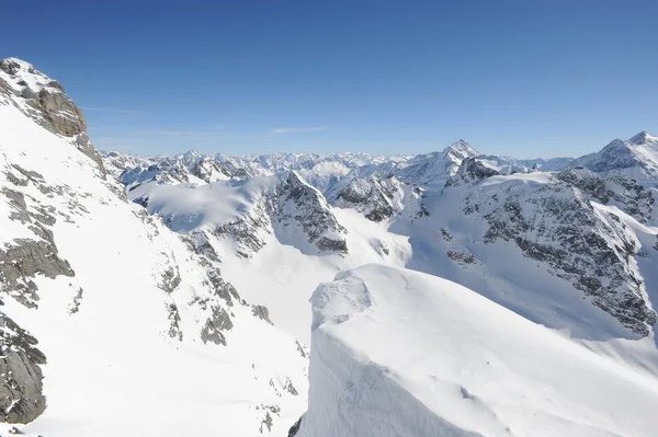 Pohled z hory titlis na švýcarské Alpy — Stock fotografie