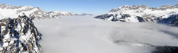 Vista do monte Titlis nos alpes suíços — Fotografia de Stock