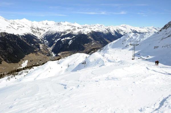 Elevador de esqui sobre Airolo nos alpes suíços — Fotografia de Stock