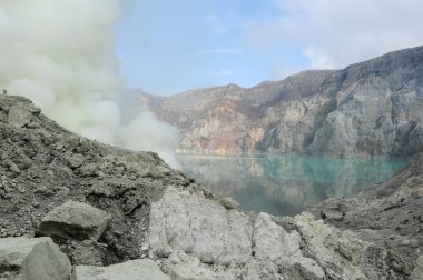 sulphatic volkan Ijen'de bir krater göl. Java. Endonezya