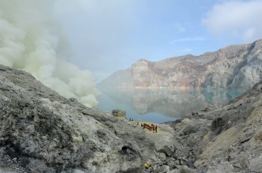 sulphatic volkan Ijen'de bir krater göl. Java. Endonezya