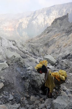 Endonezya 'da bir volkanın tepesinde sülfür külçeleri üzerinde çalışmak