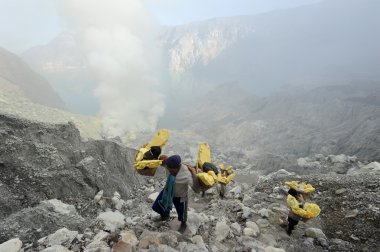 Endonezya 'da bir volkanın tepesinde sülfür külçeleri üzerinde çalışmak