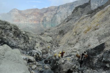 Endonezya 'da bir volkanın tepesinde sülfür külçeleri üzerinde çalışmak