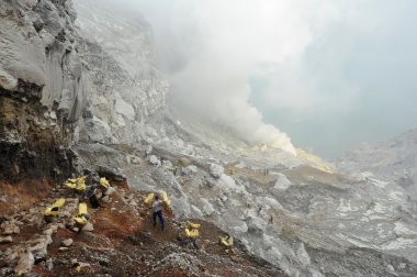 Endonezya 'da bir volkanın tepesinde sülfür külçeleri üzerinde çalışmak