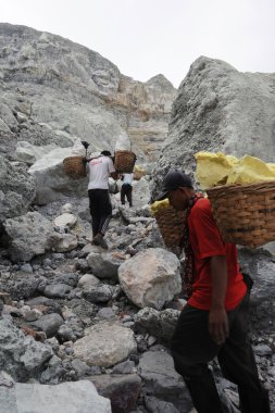 Endonezya 'da bir volkanın tepesinde sülfür külçeleri üzerinde çalışmak