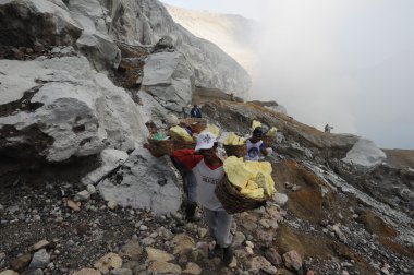 Endonezya 'da bir volkanın tepesinde sülfür külçeleri üzerinde çalışmak