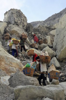 Endonezya 'da bir volkanın tepesinde sülfür külçeleri üzerinde çalışmak