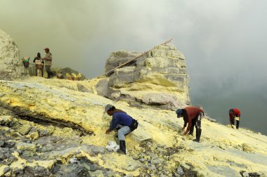 Endonezya 'da bir volkanın tepesinde sülfür külçeleri üzerinde çalışmak
