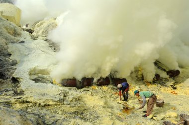Endonezya 'da bir volkanın tepesinde sülfür külçeleri üzerinde çalışmak