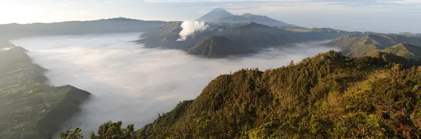 Bromo Mountain in Tengger Semeru National Park, East Java, Indonesia — Stock Photo, Image