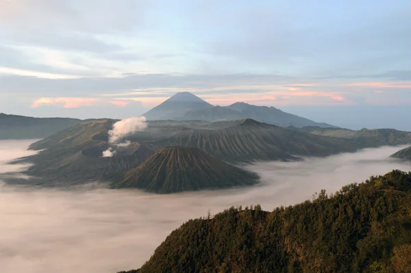 Bromo Mountain in Tengger Semeru National Park, East Java, Indonesia — Stock Photo, Image