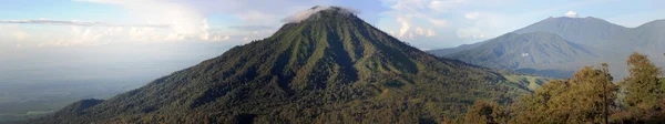 Vulcano merapi på östra java, Indonesien — Stockfoto