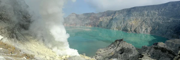 Sulphatic jezero v kráteru sopky ijen. Java. Indonésie — Stock fotografie