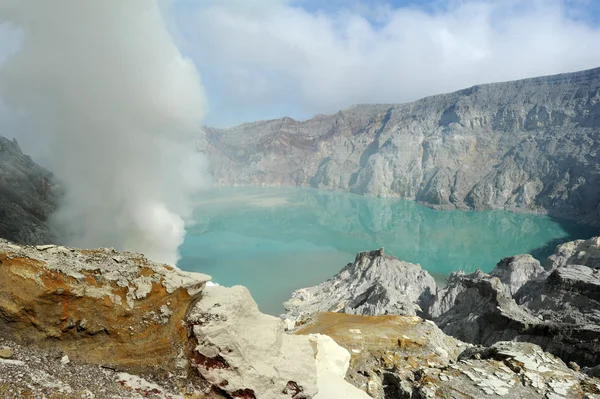 Lago sulfático em uma cratera do vulcão Ijen. Java. Indonésia — Fotografia de Stock