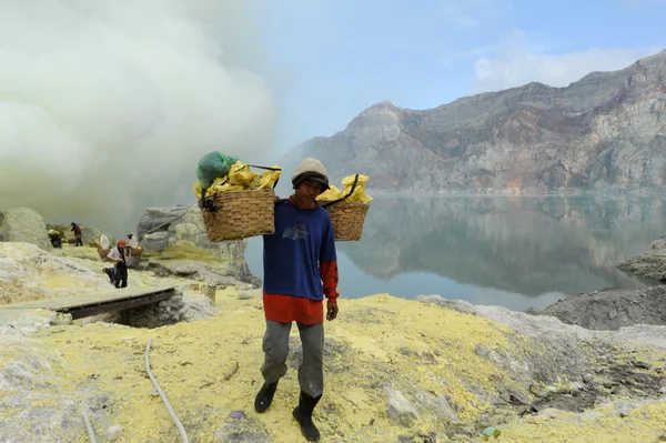 Trabajando en una pepita de azufre sobre un volcán en Indonesia — Foto de Stock