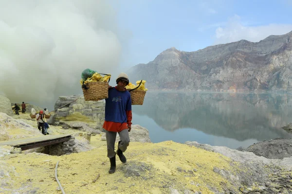 Trabajando en una pepita de azufre sobre un volcán en Indonesia — Foto de Stock