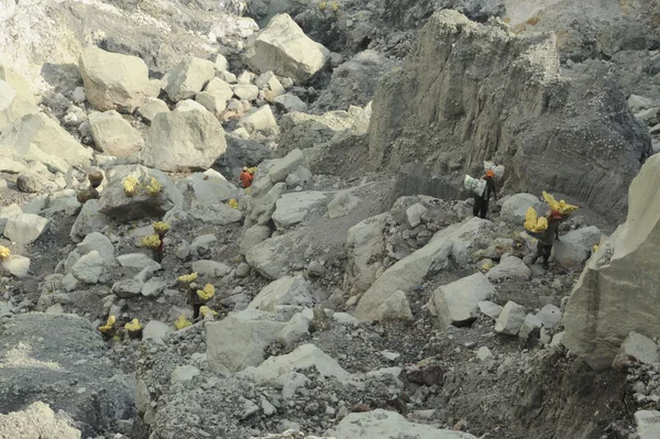 Trabajando en una pepita de azufre sobre un volcán en Indonesia —  Fotos de Stock