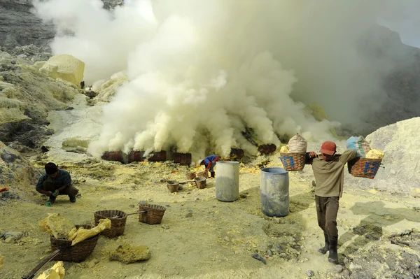 Arbete på en svavelklimp ovanpå en vulkan i Indonesien — Stockfoto