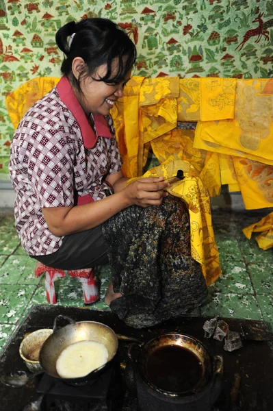 Mulher indonésia colorir Batik — Fotografia de Stock