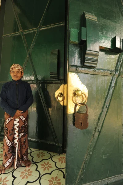 Hombre en la puerta del palacio de Kraton en Yogyakarta, Indonesia — Foto de Stock
