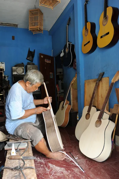 Man die gitaar in zijn winkel — Stockfoto