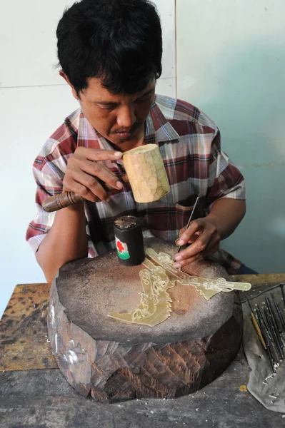 Man working with hammer for making toy dragon — Stock Photo, Image