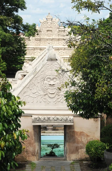Palácio aquático de Yogyakarta na ilha de Java, Indonésia — Fotografia de Stock