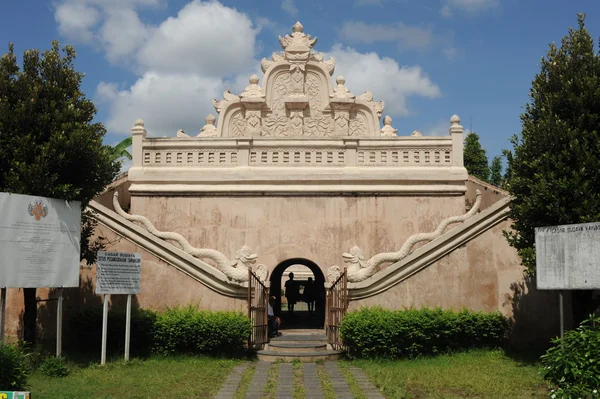 Palácio aquático de Yogyakarta na ilha de Java, Indonésia — Fotografia de Stock