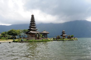 Hindu tapınağı bratan bir göl kenarında. Bali. Endonezya