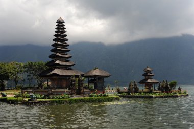Hindu tapınağı bratan bir göl kenarında. Bali. Endonezya