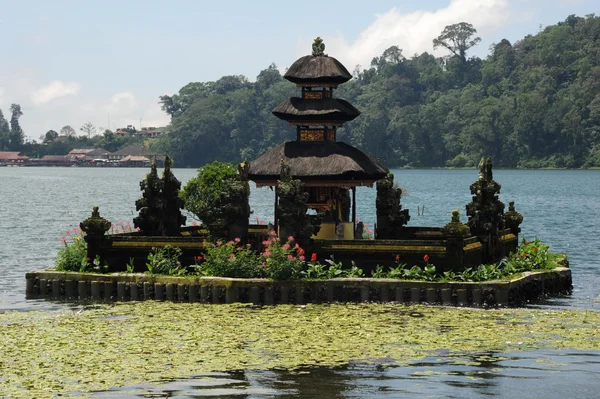 Temple hindou Bratan sur un lac. Bali. Indonésie — Photo