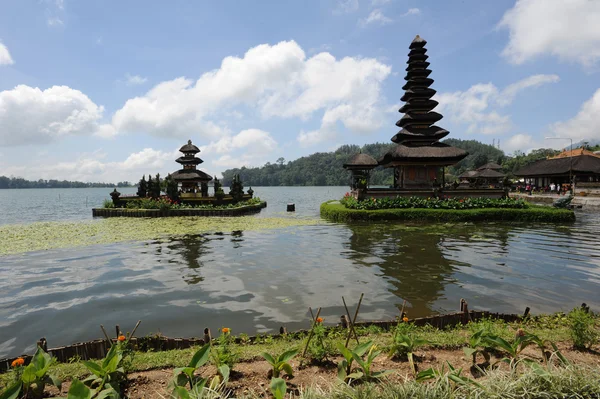 Hindu tapınağı bratan bir göl kenarında. Bali. Endonezya — Stok fotoğraf