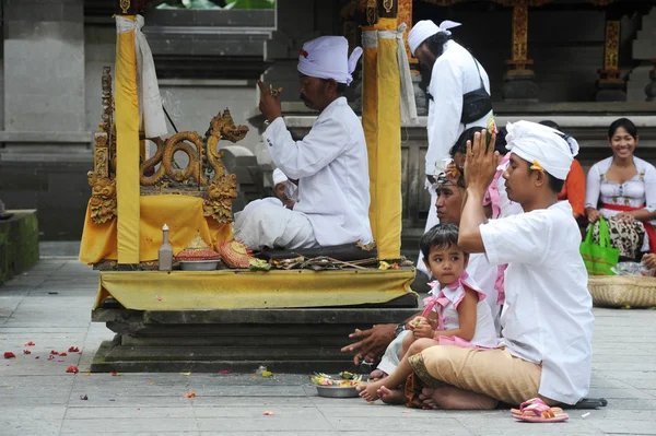 El templo de Tirta Empul en Tampaksiring en la isla de Bali, Indonesia — Foto de Stock