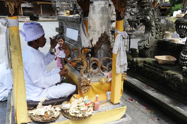 A Tirta Empul temple: Tampaksiring a sziget, Bali, Indonézia — Stock Fotó