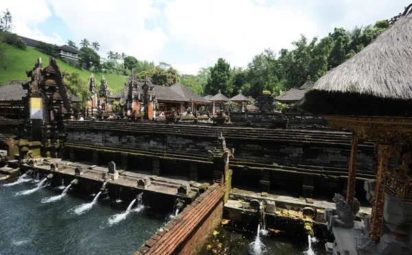 El templo de Tirta Empul en Tampaksiring en la isla de Bali, Indonesia — Foto de Stock