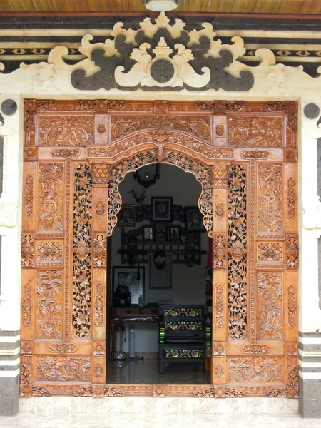 Entrada al templo hindú de indonesia con puerta de madera tallada —  Fotos de Stock